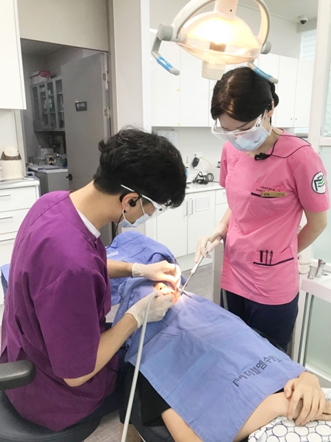[3,4-handed dentistry(surgery)] 한 환자의 치료에 술자(치과의사) 1명 그리고 협조자(치과위생사) 1명이 함께 하는 상황