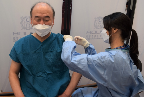코로나19 백신 추가접종을 하고 있는 구영 서울대치과병원장